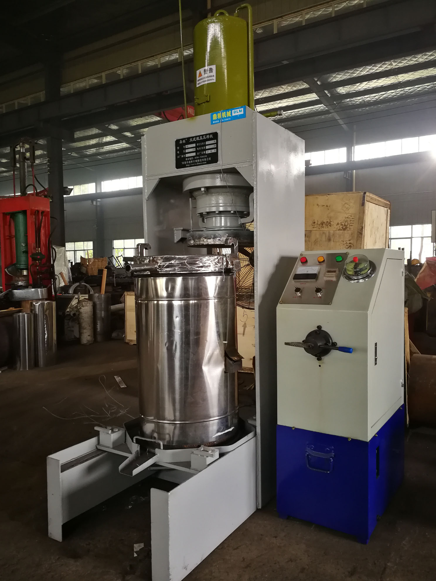 不銹鋼超高壓立式液壓壓榨機(jī)，果汁壓榨機(jī)，果渣壓榨機(jī)，藥材壓榨，油渣處理，白土壓榨